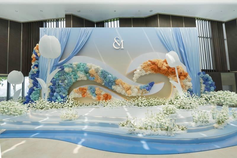 Cho thuê đèn chiếu backdrop sự kiện giá rẻ HCM với thiết kế sang trọng và lung linh.