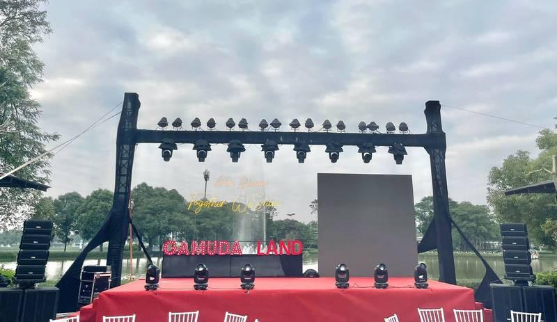 Cho thuê đèn chiếu backdrop sự kiện giá rẻ HCM với hệ thống đèn chuyên nghiệp trên sân khấu ngoài trời.