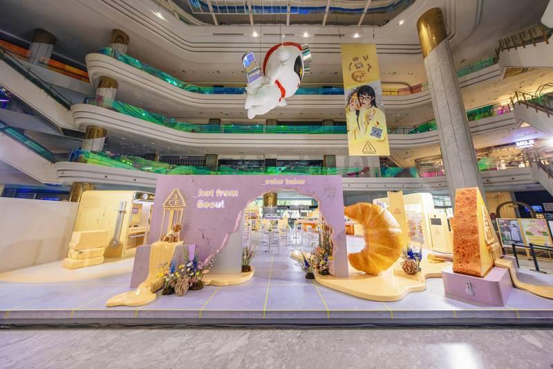 Cho thuê đèn chiếu backdrop sự kiện giá rẻ HCM với không gian trang trí hiện đại và sinh động.