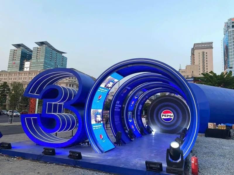 Cho thuê đèn chiếu backdrop sự kiện giá rẻ HCM với thiết kế ánh sáng hiện đại nổi bật.