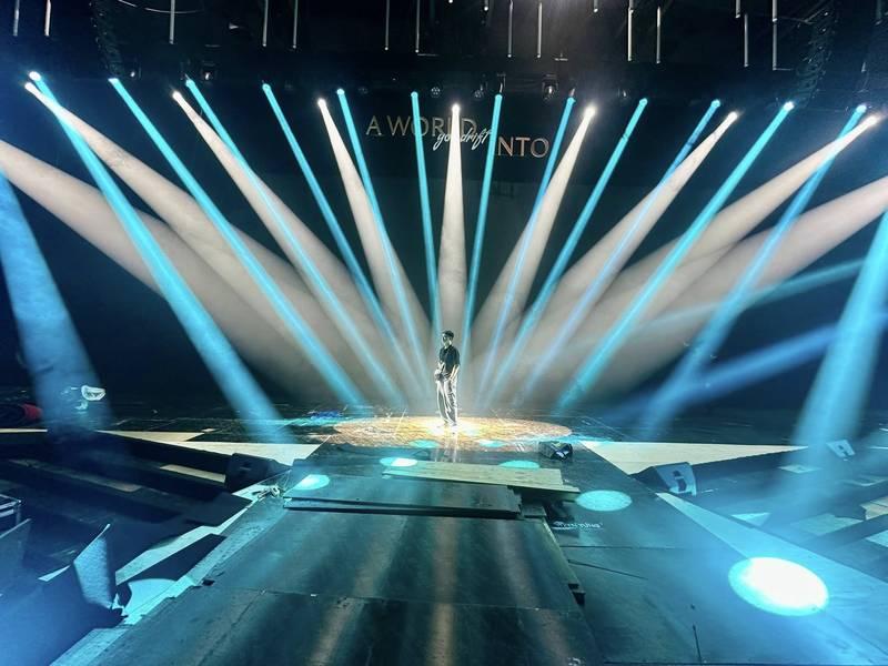 Cho thuê đèn chiếu backdrop sự kiện giá rẻ HCM với hiệu ứng ánh sáng nổi bật trên sân khấu.