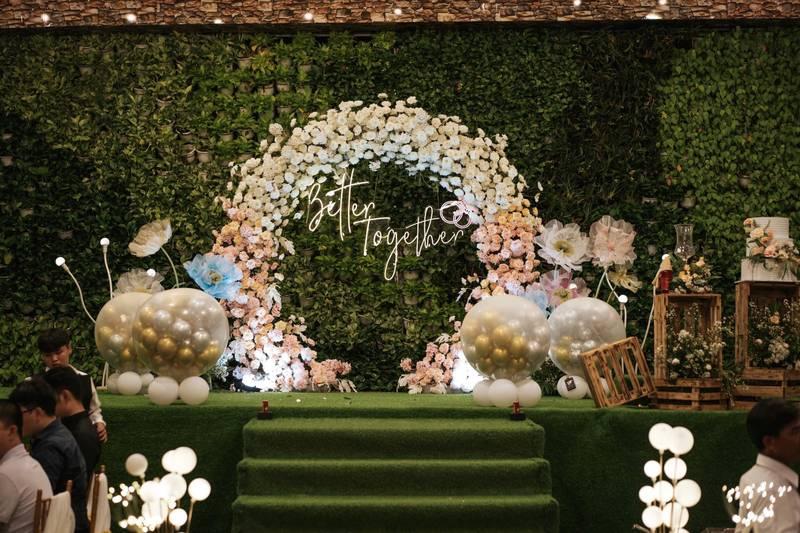 Cho thuê đèn chiếu backdrop sự kiện giá rẻ HCM với không gian trang trí hoa và bóng sang trọng.