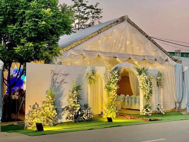 Cho thuê đèn chiếu backdrop sự kiện giá rẻ HCM với không gian tiệc cưới sang trọng và ánh sáng tỏa sáng lung linh.