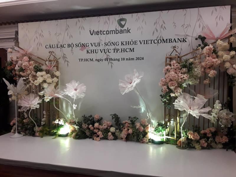 Cho thuê đèn chiếu backdrop sự kiện giá rẻ HCM với thiết kế hoa và ánh sáng trang trí chuyên nghiệp.