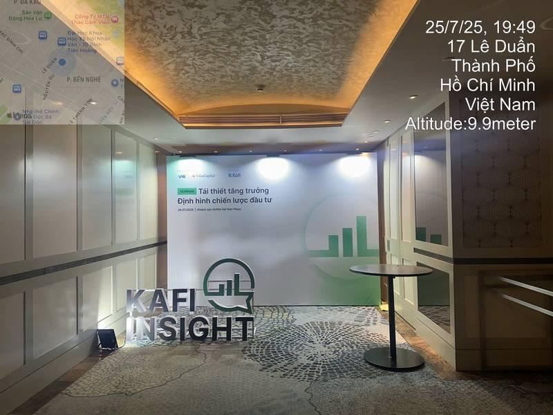 ALT: Cho thuê đèn chiếu backdrop sự kiện giá rẻ HCM với ánh sáng chuyên nghiệp làm nổi bật không gian hội thảo.