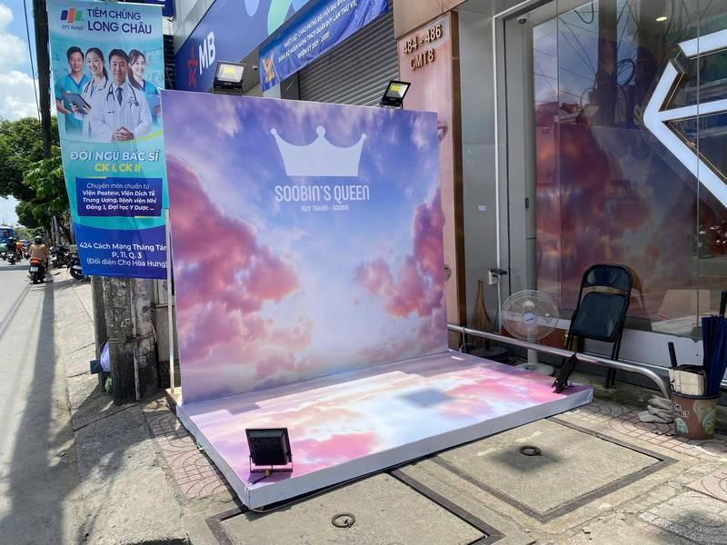 Cho thuê đèn chiếu backdrop sự kiện giá rẻ HCM với khung backdrop Soobin's Queen ngoài trời.