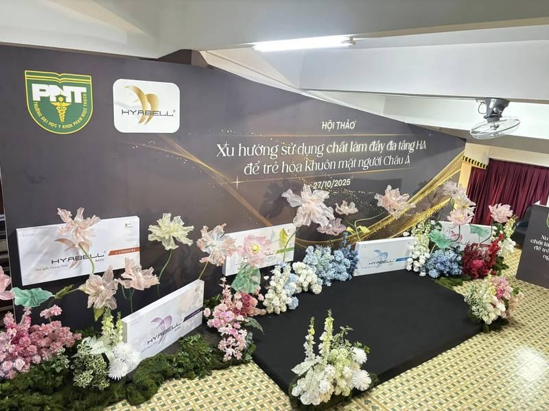 ALT: Cho thuê đèn chiếu backdrop sự kiện giá rẻ HCM với thiết kế hoa nghệ thuật và không gian hội thảo chuyên nghiệp.