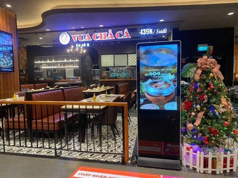 Cho thuê màn hình quảng cáo chân đứng giá rẻ HCM tại nhà hàng Vua Chả Cá.