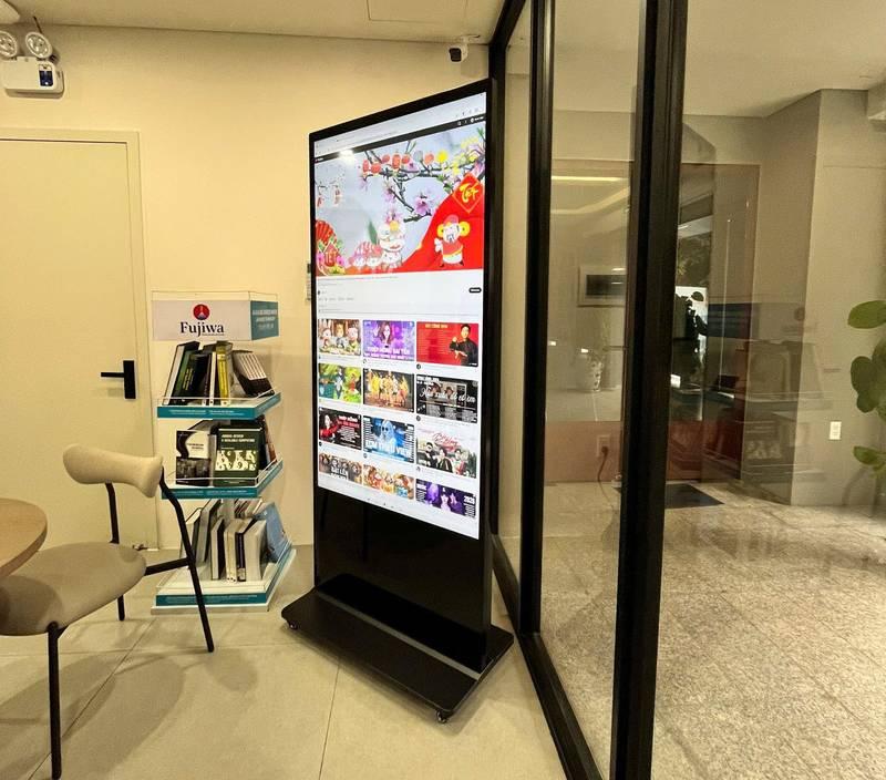 Cho thuê màn hình quảng cáo chân đứng hiện đại trong văn phòng, dịch vụ cho thuê màn hình quảng cáo chân đứng giá rẻ HCM.