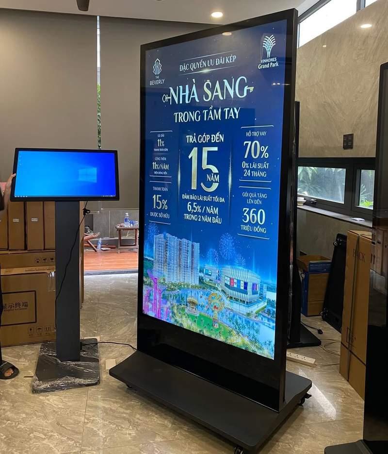 Màn hình cho thuê màn hình quảng cáo chân đứng giá rẻ HCM hiển thị nội dung quảng cáo bất động sản.