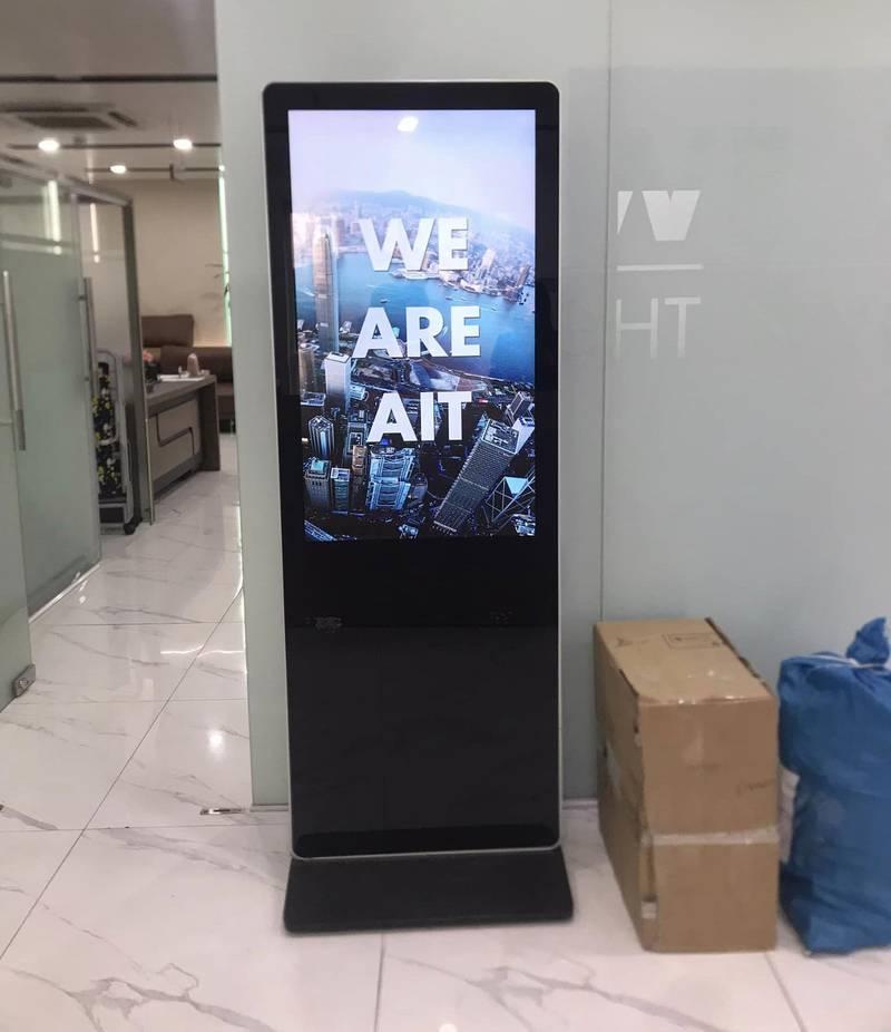 Cho thuê màn hình quảng cáo chân đứng giá rẻ HCM hiển thị hình ảnh thành phố hiện đại.