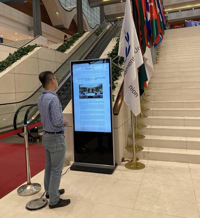 Người xem thông tin trên màn hình kỹ thuật số cho thuê màn hình quảng cáo chân đứng giá rẻ HCM trong không gian sự kiện.