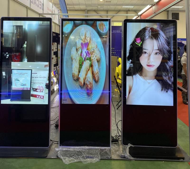 Cho thuê màn hình quảng cáo chân đứng giá rẻ HCM với hình ảnh sắc nét và chân đế chắc chắn.