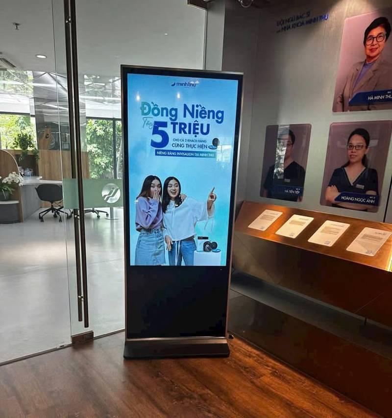 Cho thuê màn hình quảng cáo chân đứng giá rẻ HCM đặt trong phòng khám hiện đại.
