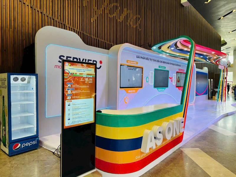 Cho thuê màn hình quảng cáo chân đứng giá rẻ HCM tại điểm triển lãm hiện đại.