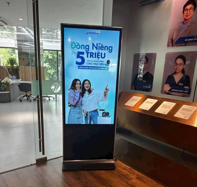 Cho thuê màn hình quảng cáo chân đứng giá rẻ HCM đặt trong văn phòng hiện đại.