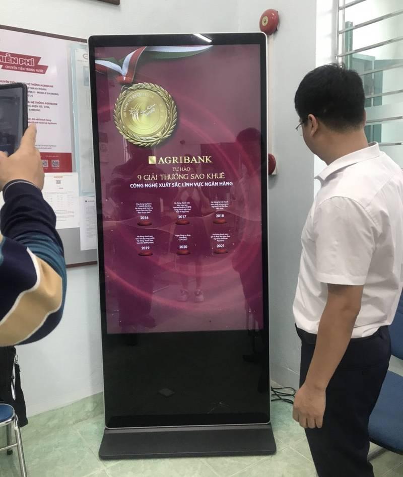 Màn hình quảng cáo chân đứng cho thuê đang trình chiếu quảng cáo ngân hàng, cho thuê màn hình quảng cáo chân đứng giá rẻ HCM.