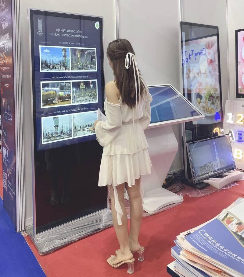 Ảnh thể hiện cho thuê màn hình quảng cáo chân đứng giá rẻ HCM với người đứng xem nội dung trên màn hình chân đứng.