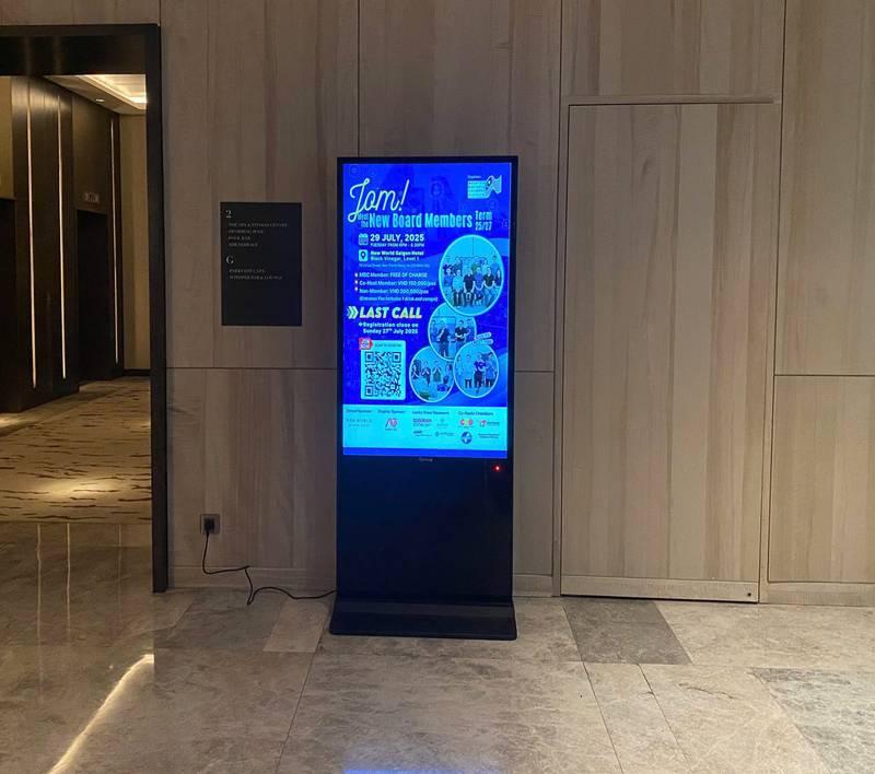 Cho thuê màn hình quảng cáo chân đứng giá rẻ HCM đặt tại sảnh khách sạn hiện đại.