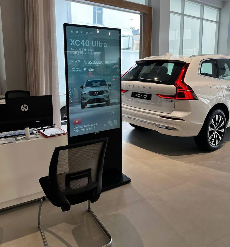Cho thuê màn hình quảng cáo chân đứng giá rẻ HCM tại showroom ô tô hiện đại.