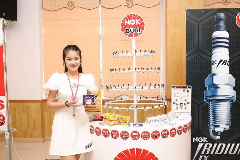 Cho thuê PG sự kiện theo giờ chuyên nghiệp HCM giới thiệu sản phẩm bugi NGK tại gian hàng.