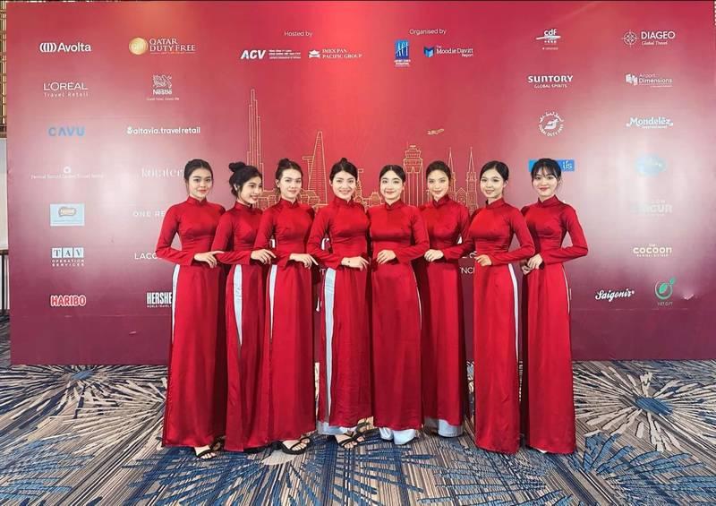 Ảnh nhóm PG sự kiện mặc áo dài đỏ, dịch vụ cho thuê PG sự kiện theo giờ chuyên nghiệp HCM.