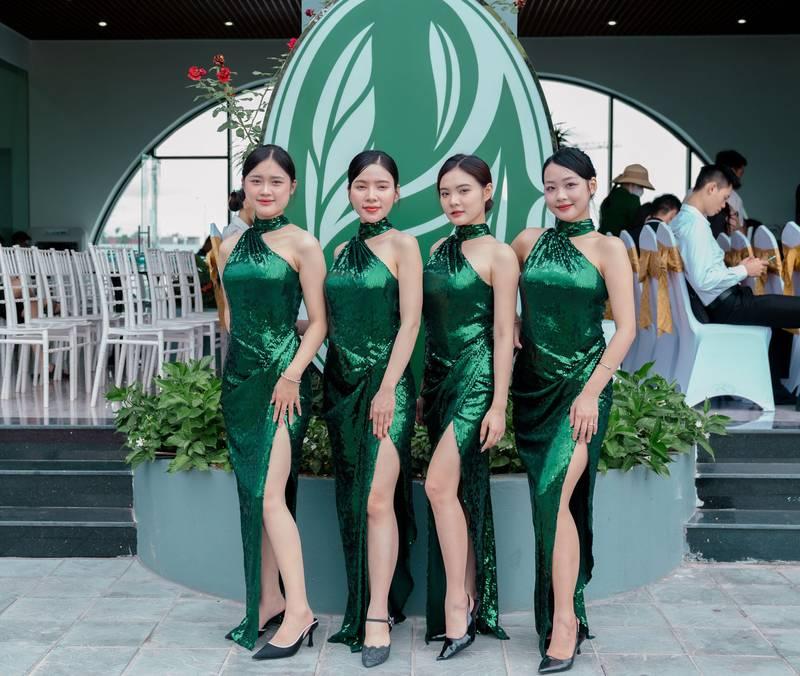 Cho thuê PG sự kiện theo giờ chuyên nghiệp HCM với đội ngũ nữ mặc váy xanh sang trọng.