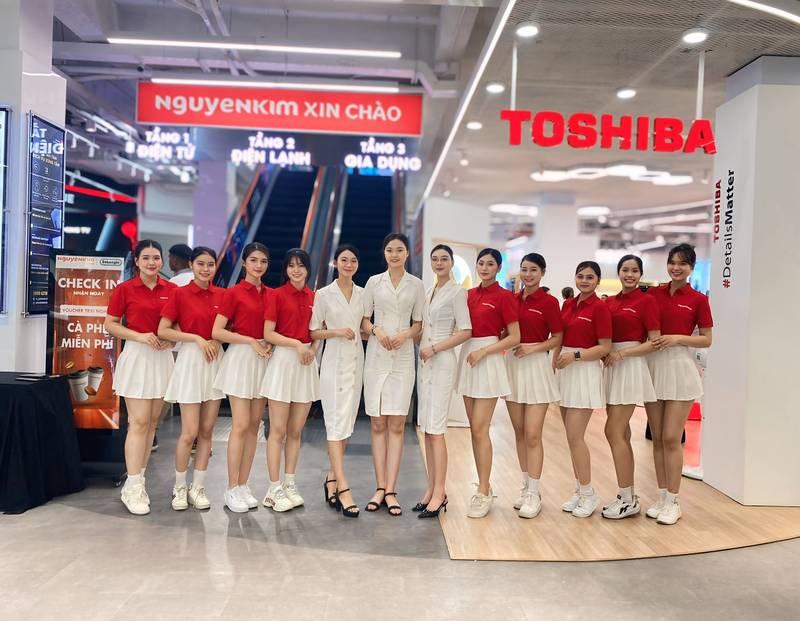 Nhóm PG sự kiện chuyên nghiệp tại HCM trong đồng phục trắng và đỏ, cho thuê PG sự kiện theo giờ uy tín.