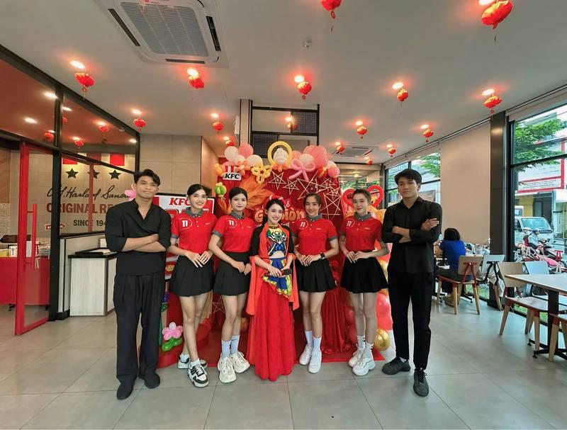 Nhóm PG sự kiện cho thuê PG sự kiện theo giờ chuyên nghiệp HCM tại cửa hàng KFC.
