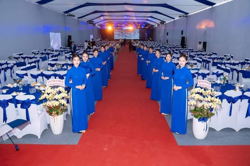 Cho thuê PG sự kiện theo giờ chuyên nghiệp HCM tại hội trường tiệc sang trọng.