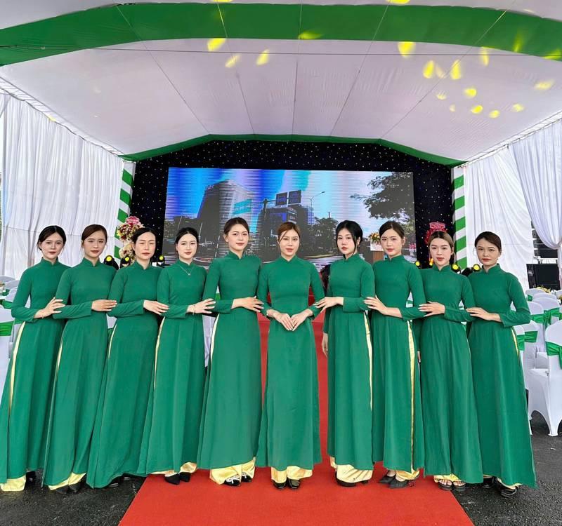 Cho thuê PG sự kiện theo giờ chuyên nghiệp HCM với đội ngũ nữ nhân viên mặc áo dài xanh đồng phục.