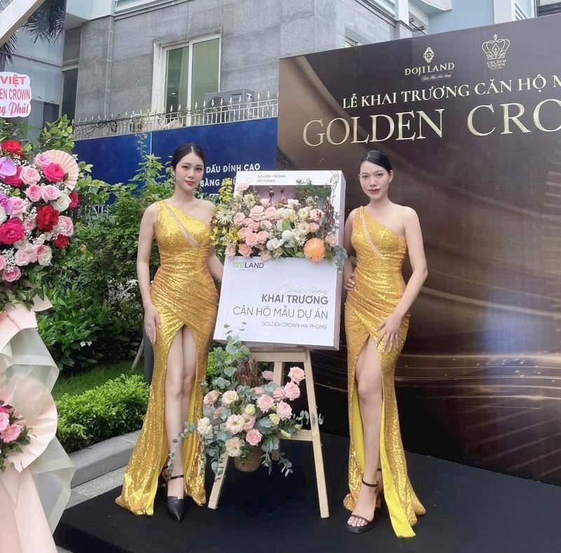 Hai nữ PG sự kiện diện đầm vàng lấp lánh tại lễ khai trương, dịch vụ cho thuê PG sự kiện theo giờ chuyên nghiệp HCM.