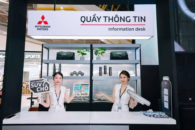 ALT: Cho thuê PG sự kiện theo giờ chuyên nghiệp HCM tại quầy thông tin Mitsubishi Motors.