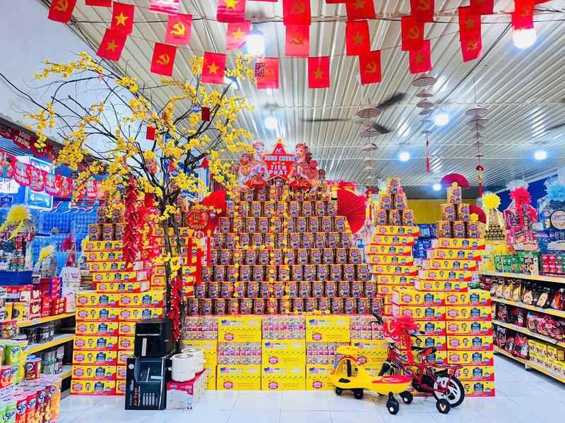 ALT: Cho thuê PG sự kiện theo giờ chuyên nghiệp HCM tại gian hàng trang trí Tết sôi động.