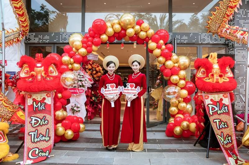 Cho thuê PG sự kiện theo giờ chuyên nghiệp HCM trong lễ khai trương nhà hàng với trang phục áo dài đỏ.