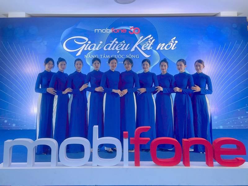 Cho thuê PG sự kiện theo giờ chuyên nghiệp HCM với đội ngũ nữ mặc áo dài tại sự kiện MobiFone.