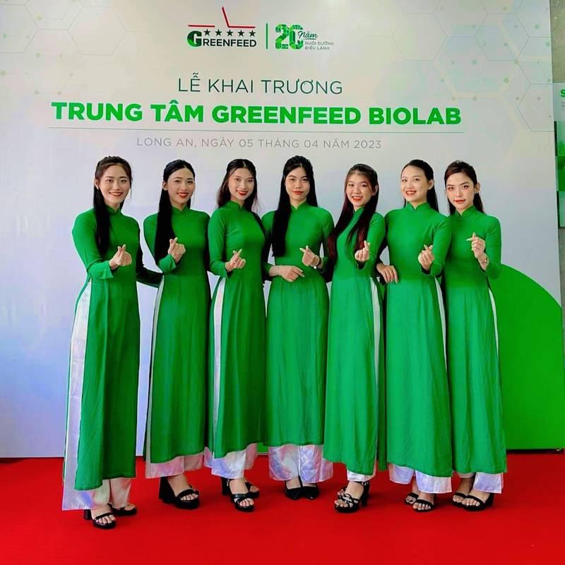 Ảnh nhóm PG sự kiện mặc áo dài xanh đồng phục tại lễ khai trương, dịch vụ cho thuê PG sự kiện theo giờ chuyên nghiệp HCM.