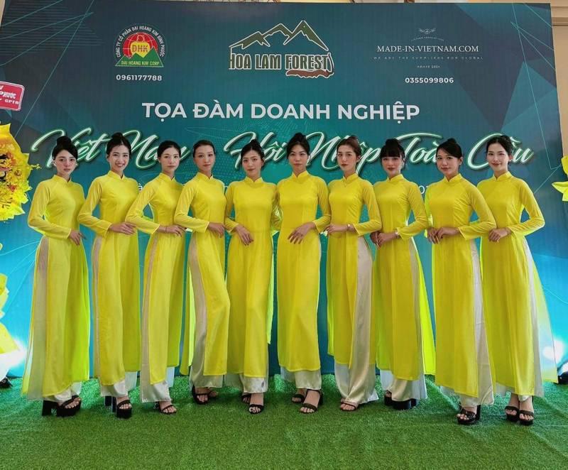 Cho thuê PG sự kiện theo giờ chuyên nghiệp HCM với đồng phục áo dài vàng nổi bật.