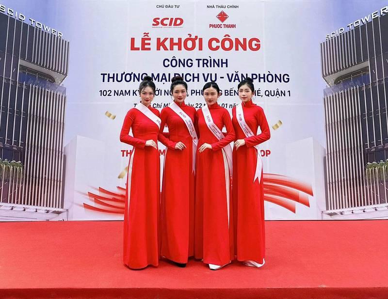 Cho thuê PG sự kiện chuyên nghiệp tại HCM với trang phục áo dài đỏ tại lễ khởi công thương mại dịch vụ.