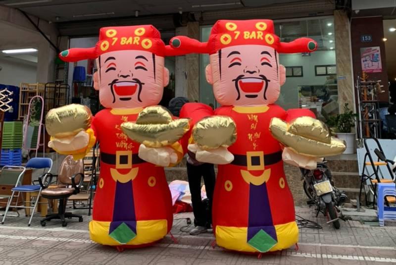 Cho thuê rối hơi khai trương vẫy tay giá rẻ HCM với mẫu ông thần tài đỏ may mắn.