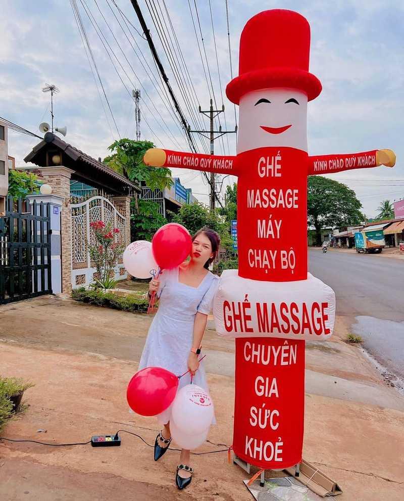 Cho thuê rối hơi khai trương vẫy tay quảng cáo ghế massage giá rẻ HCM.