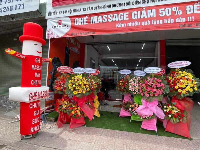 Cho thuê rối hơi khai trương vẫy tay thu hút khách tại cửa hàng ghế massage giá rẻ HCM.