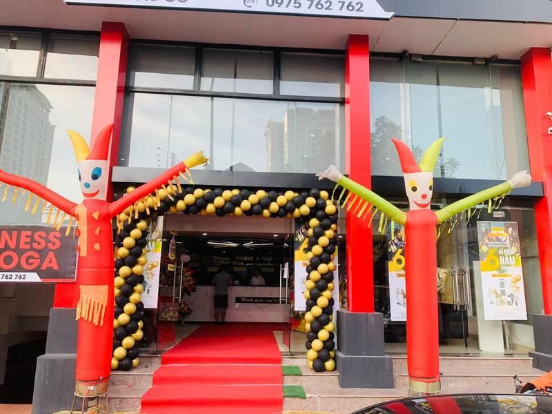 Cho thuê rối hơi khai trương vẫy tay giá rẻ HCM tại cửa hàng Fitness Yoga.