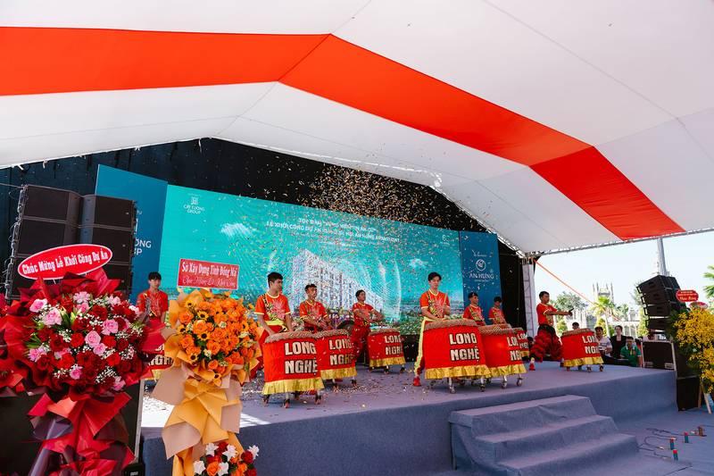 Lễ khởi công xây dựng trọn gói chuyên nghiệp với chương trình biểu diễn trống lễ tân trên sân khấu.