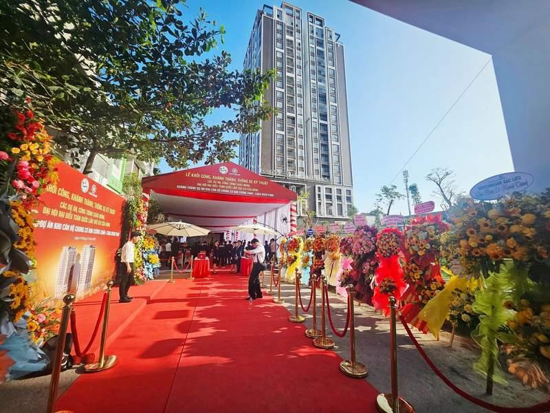 Lễ khởi công xây dựng trọn gói chuyên nghiệp với không gian trang trọng và hoa tươi rực rỡ.
