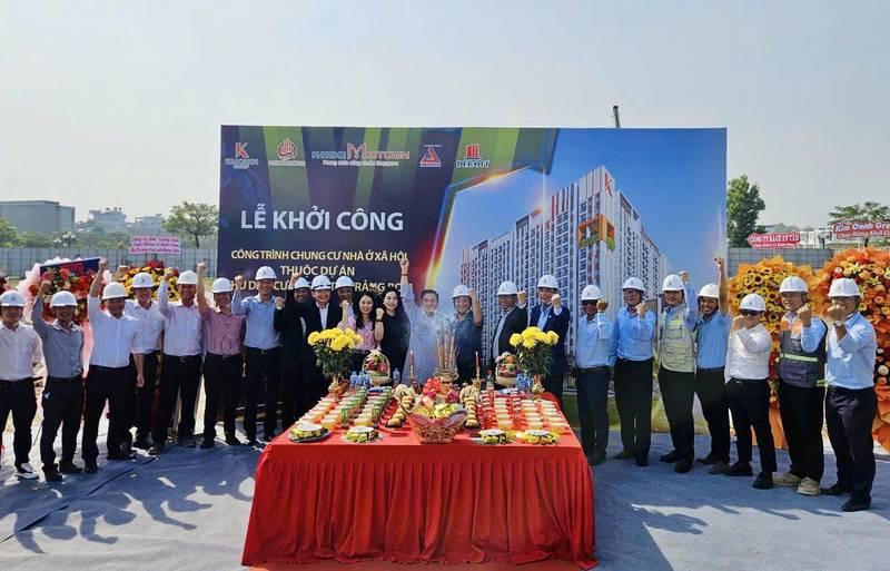 Lễ khởi công xây dựng trọn gói chuyên nghiệp với đội ngũ công nhân và khách mời trong buổi lễ trang trọng.