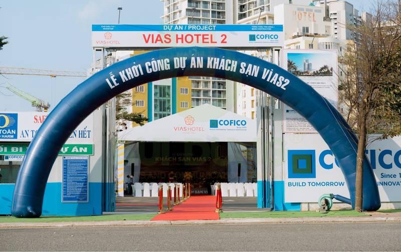ALT: Lễ khởi công xây dựng trọn gói chuyên nghiệp dự án khách sạn Vias Hotel 2 với cổng chào và sân khấu chuẩn bị nghi lễ.