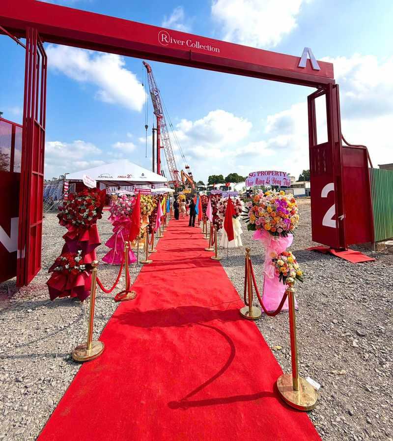 Lễ khởi công xây dựng trọn gói chuyên nghiệp với lối đi thảm đỏ và hoa trang trí tại công trường.