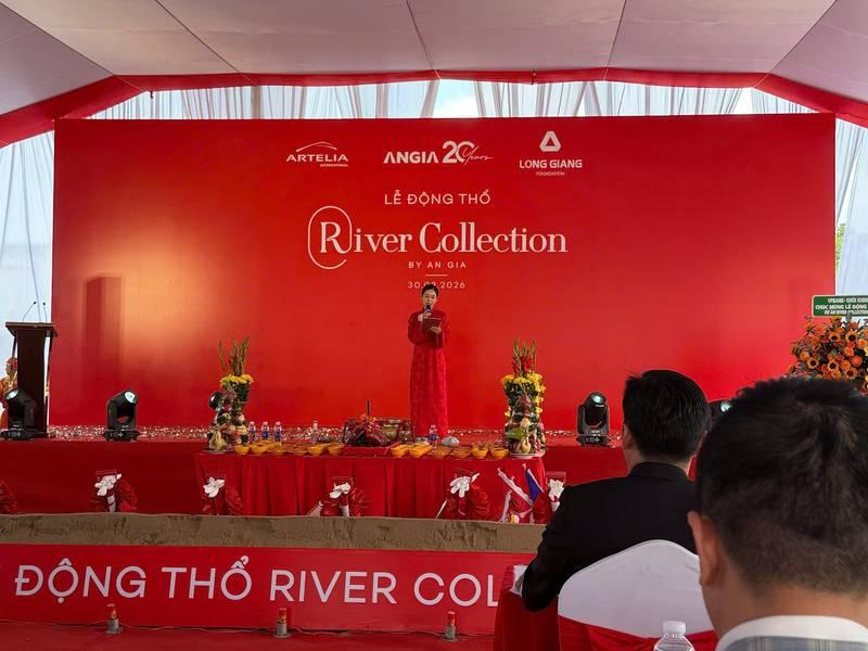 Ảnh lễ khởi công xây dựng trọn gói chuyên nghiệp với sân khấu và người phát biểu tại sự kiện River Collection.