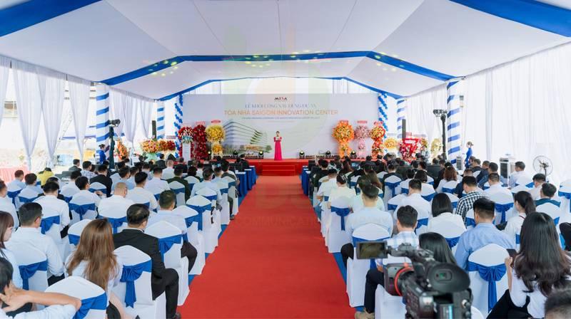 Ảnh lễ khởi công xây dựng trọn gói chuyên nghiệp với nhiều khách mời tham dự tại hội trường sang trọng.